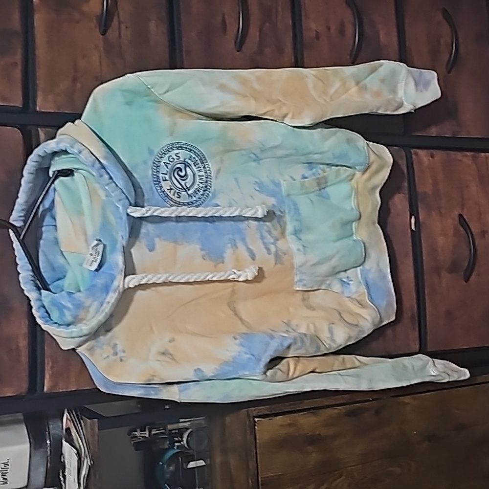 Small 6 flags tie dyed hoodie